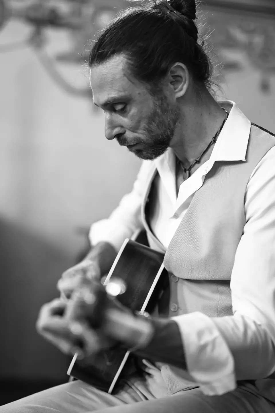 Profilfoto eines Gitarrenspielers in der Kirche bei einer Trauung.g