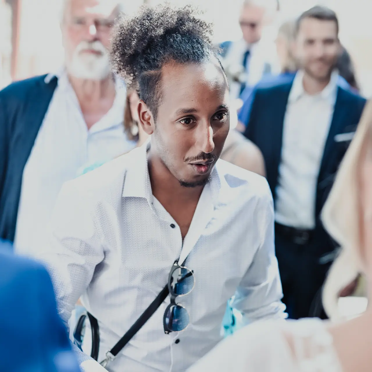 Junger Mann mit Dutt gratuliert der Braut.