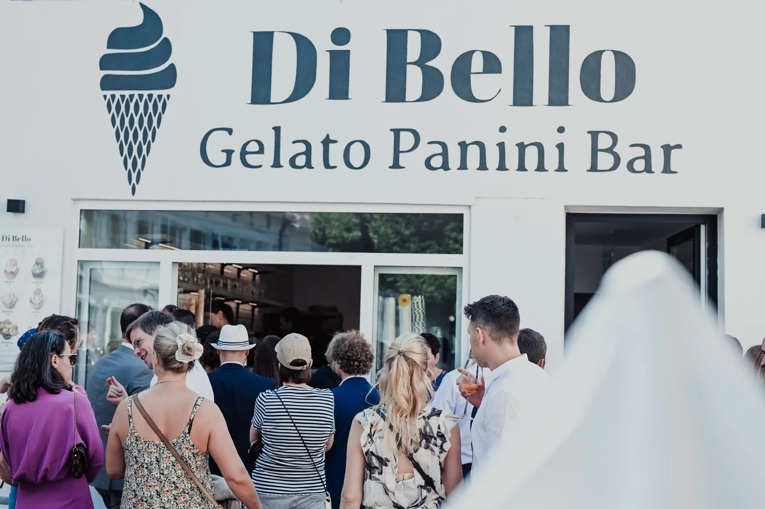 Hochzeitsgäste stehen an der Eisbar an.