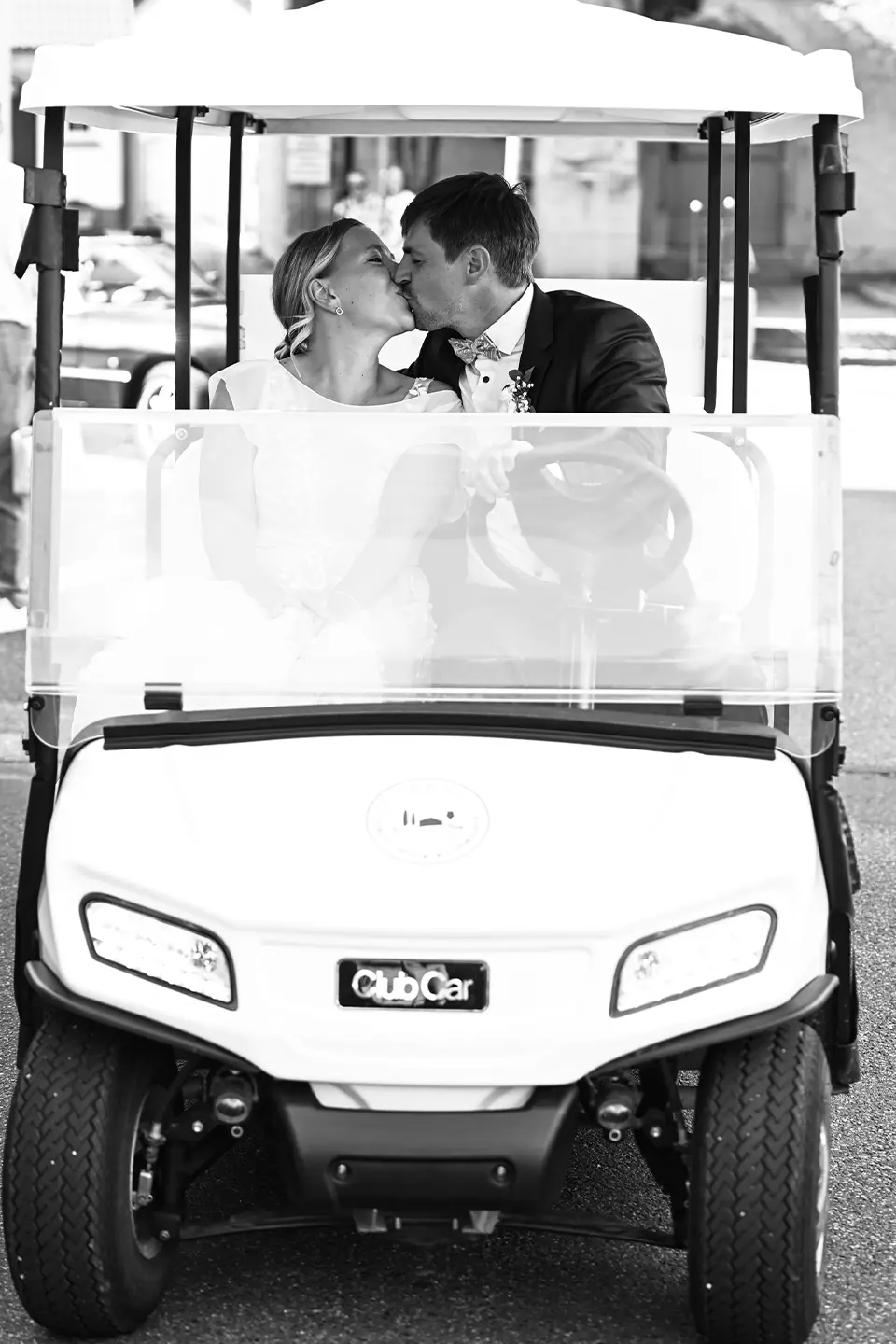 Küssendes Hochzeitspaar in kleinem Bus.