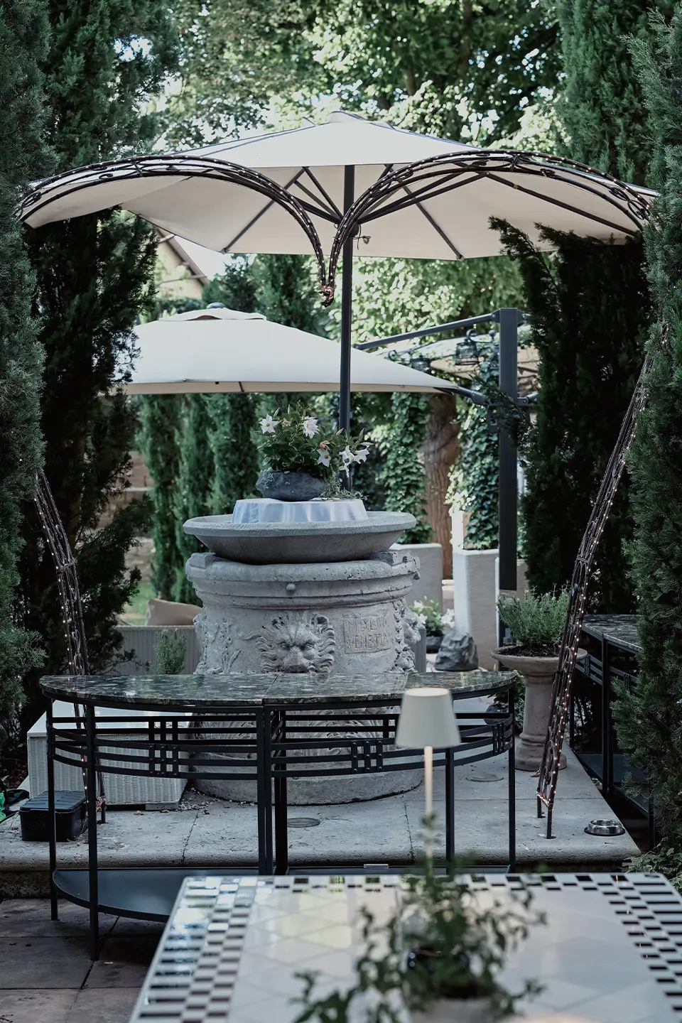 Hochzeitslocatin mit weißen Schirmen und Tischen.