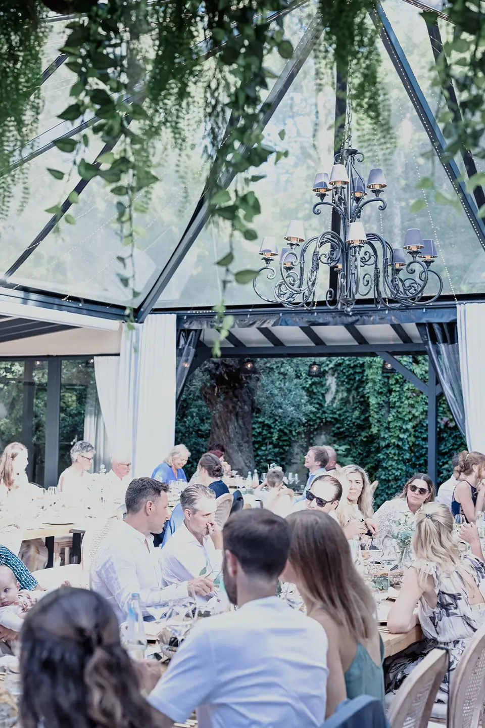 Menschen auf einer Hochzeitsfeier beim Essen.