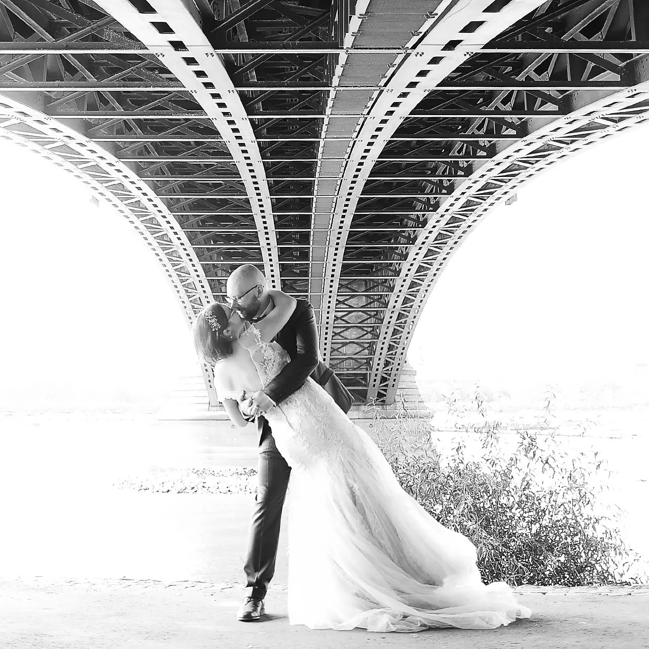 Brautpaar tanzt unter der Theodor Heuss Brücke in Mainz.