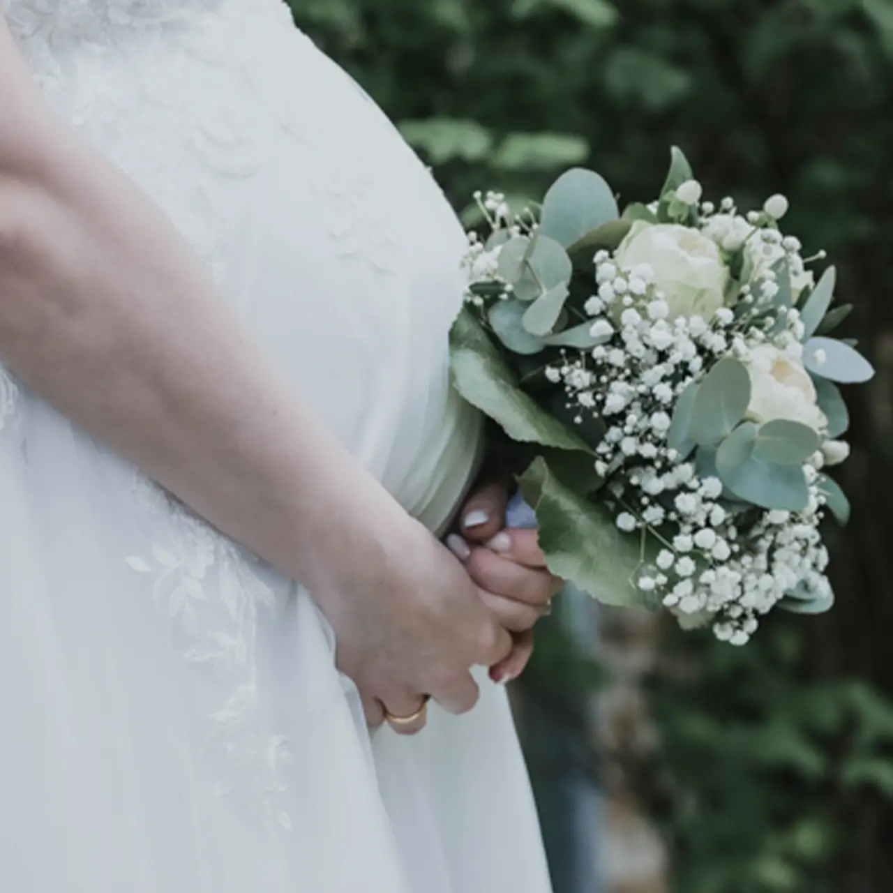 Close up Hochzeitsfoto mit Babybauch.