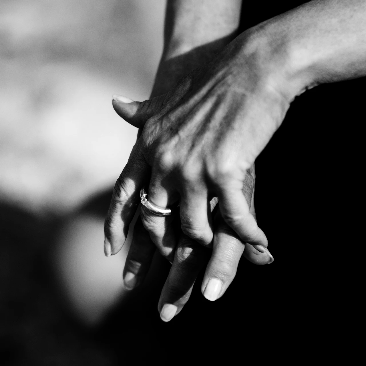 Schwarz/Weiß Fotografie Hände übereinander, Susanne Watrin Fotografin