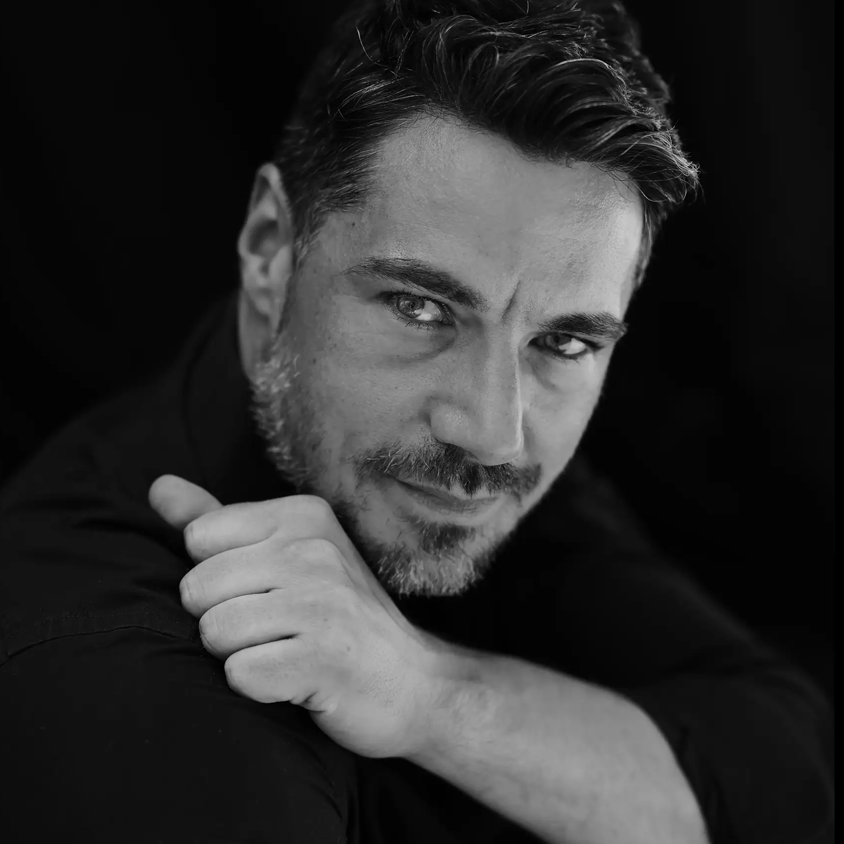 Portraitfoto Mann in schwarz-weiß mit klaren durchdringenden Augen.
